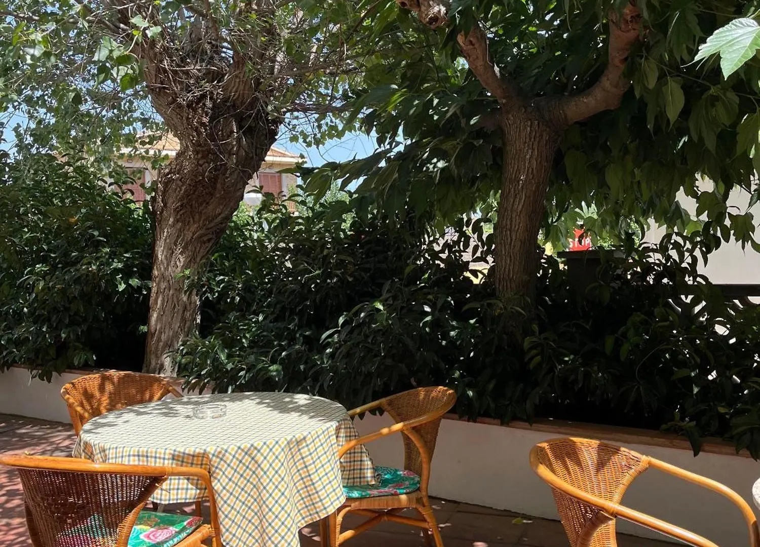 Hostal Brindis Viladamat Guest house